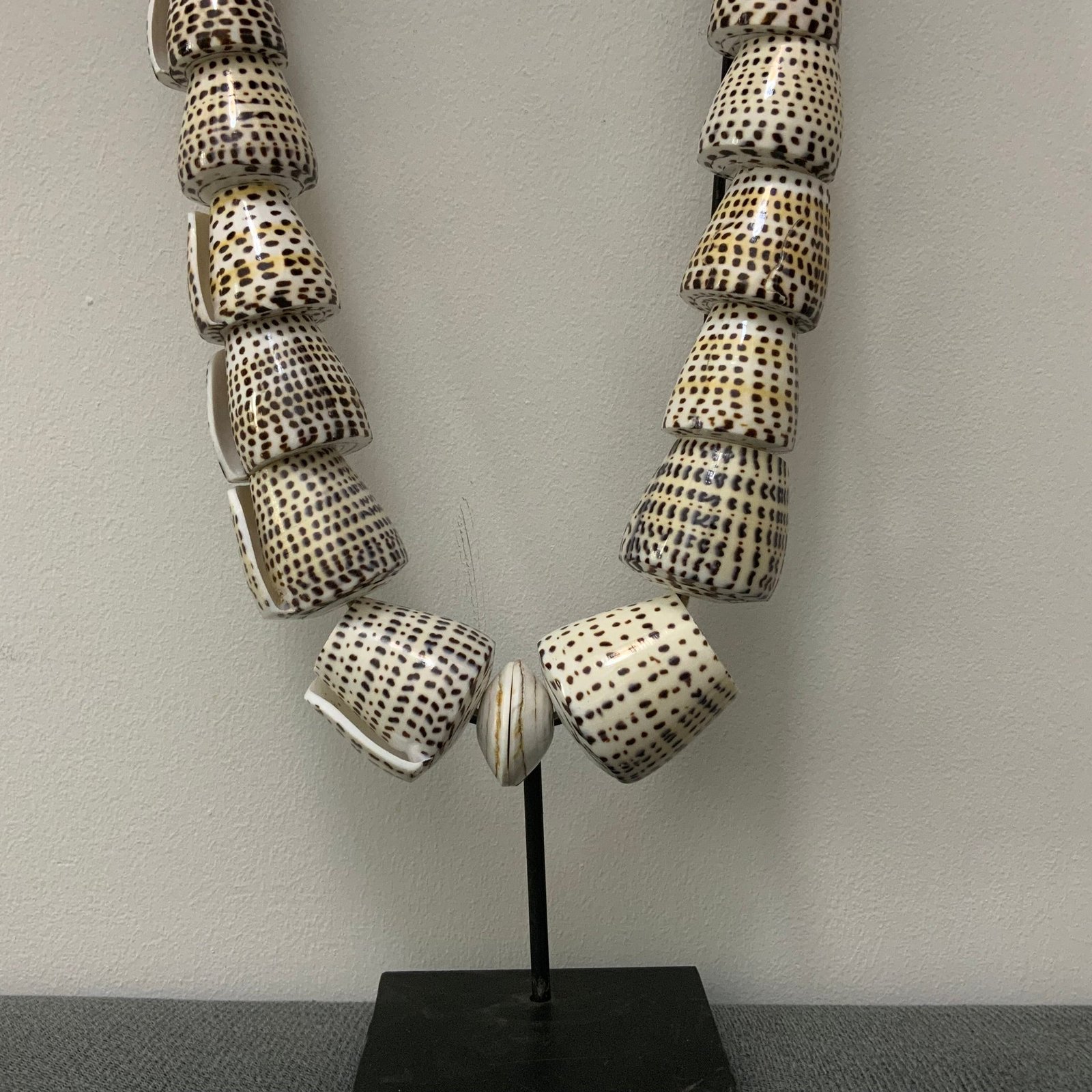 Large 60cm coastal decor shell sculpture on stand, tribal shell lei home accessory for mantel or sideboard styling, Oceanique Textiles collection.